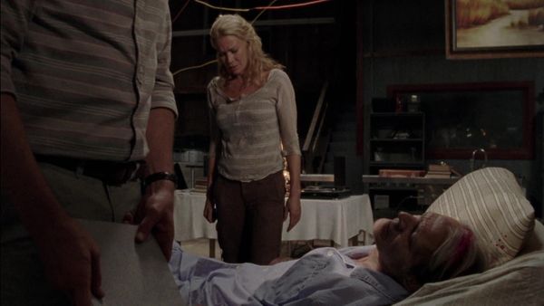 The Walking Dead en español - Cuando los Muertos Tocan la Puerta