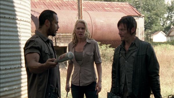 The Walking Dead en español - La Flecha en el Marco de la Puerta