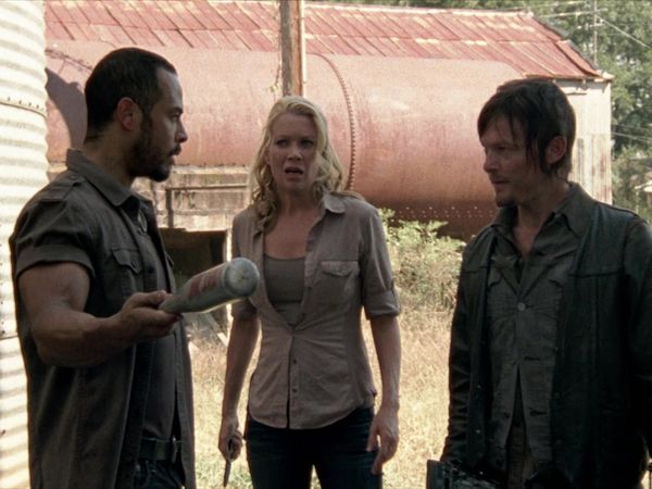 The Walking Dead en español - La Flecha en el Marco de la Puerta