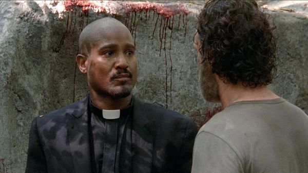 The Walking Dead en español - Extraños