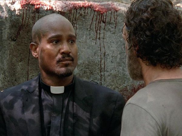 The Walking Dead en español - Extraños