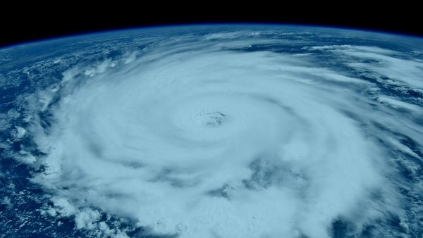 Storm Hunters - Monster Hurricanes