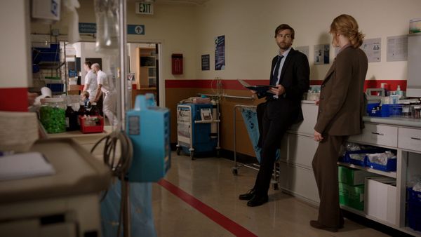 Gracepoint - La familia Solano intenta recoger las piezas