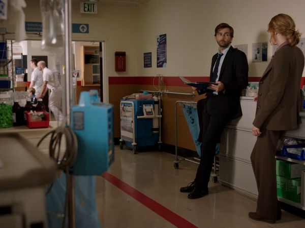 Gracepoint - La familia Solano intenta recoger las piezas