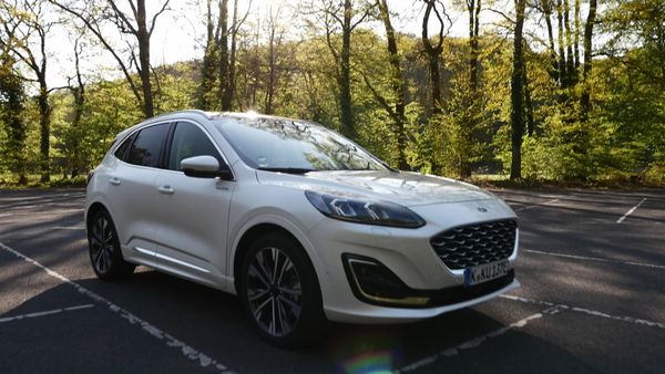 Vorfahrt - Ford Kuga PHEV / Alfa Romeo Stelvio Quadrifoglio / Seat Leon / BMW 118i / Mazda MX30