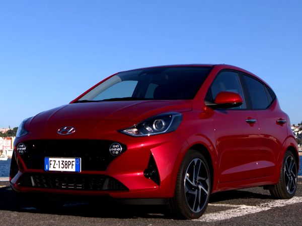 Vorfahrt - Hyundai i10 / Smart EQ / Audi RSQ3 / Toyota Supra (4-Zylinder)