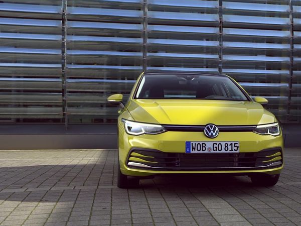 Vorfahrt - VW Golf 8 / Audi RS Q8 / Toyota CH-R Hybrid / Ford Puma
