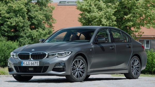 Vorfahrt - BMW 330e Limousine / Mercedes-AMG A45 4matic / Mercedes-Benz EQC / Skoda Kamiq