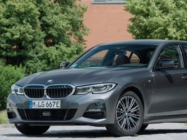 Vorfahrt - BMW 330e Limousine / Mercedes-AMG A45 4matic / Mercedes-Benz EQC / Skoda Kamiq