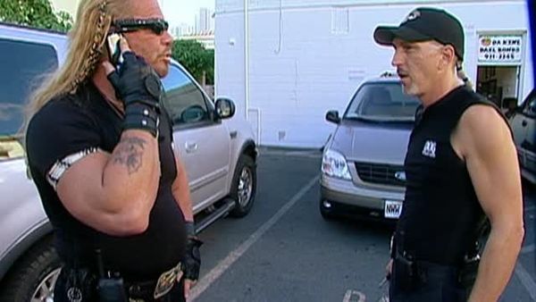Dog, el cazarrecompensas - Policías y criminales