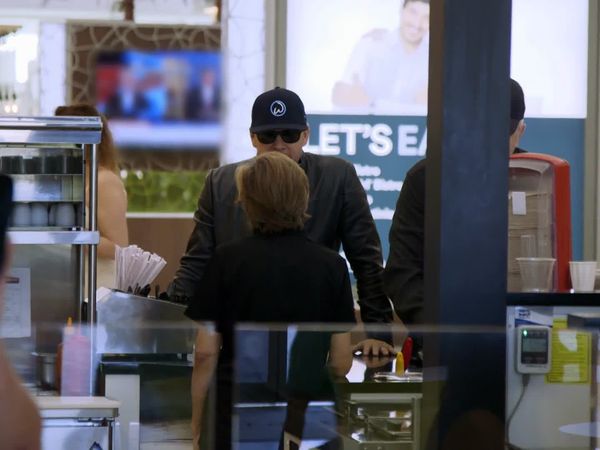Wahlburgers - Weiner Takes All