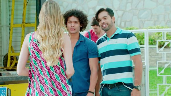 Ellas Aman, Ellos Mienten - Huele a carro nuevo