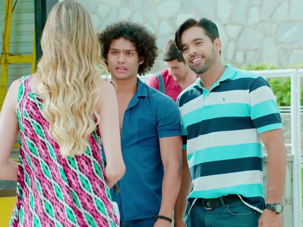 Ellas Aman, Ellos Mienten - Huele a carro nuevo
