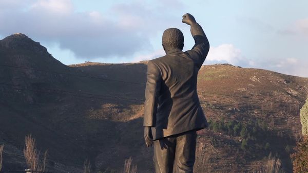 Fechas que Hicieron Historia - Febrero 11 1990: Mandela es liberado de la prisión
