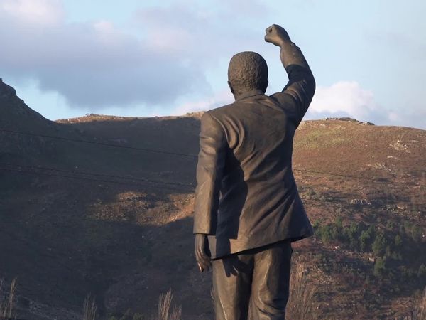 Fechas que Hicieron Historia - Febrero 11 1990: Mandela es liberado de la prisión