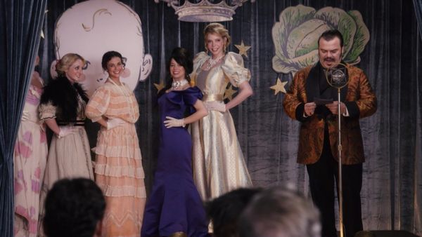 Another Period - Concurso de belleza