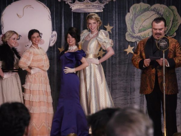 Another Period - Concurso de belleza
