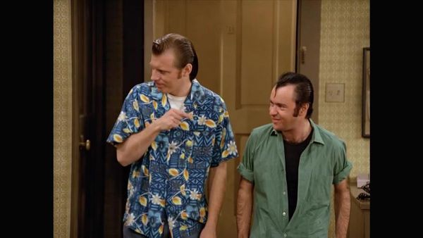 Laverne & Shirley - Bus stop