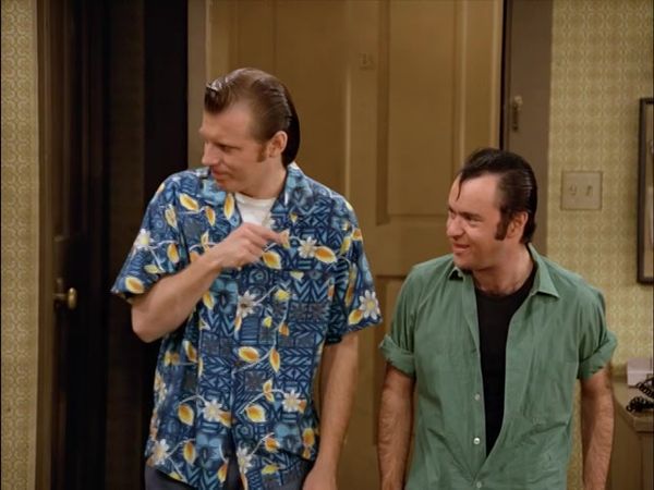 Laverne & Shirley - Bus stop