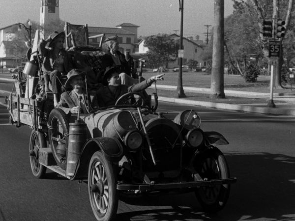 The Beverly Hillbillies - Clampetts Strike Oil