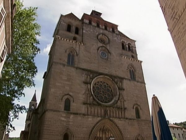 In Search of Holy Treasure - The Tunic of Argenteuil and the Robe of Trier