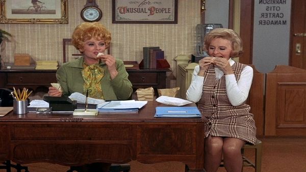 Here's Lucy - Lucy Cuts Vincent's Price