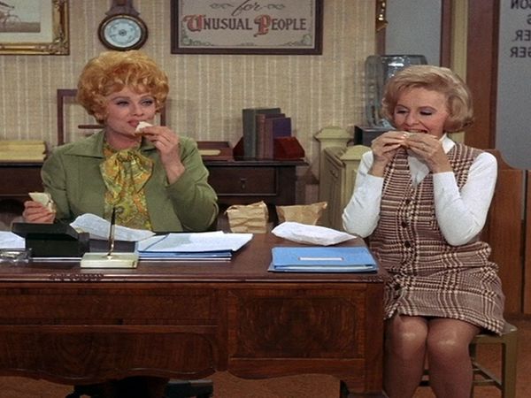Here's Lucy - Lucy Cuts Vincent's Price