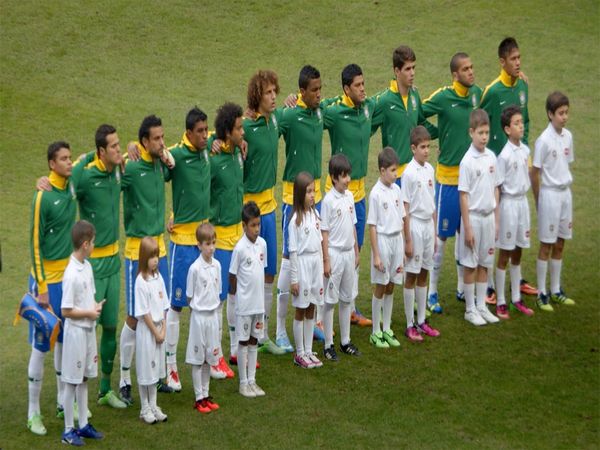 Seleção Brasileira - Paixão de um Povo - Aprendendo A Jogar Feio