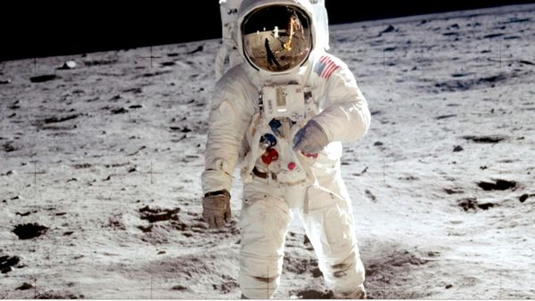 Xploración espacio profundo - El primer humano en la Luna