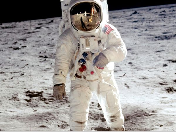 Xploración espacio profundo - El primer humano en la Luna