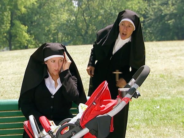Just for Laughs Gags - Monja lactante