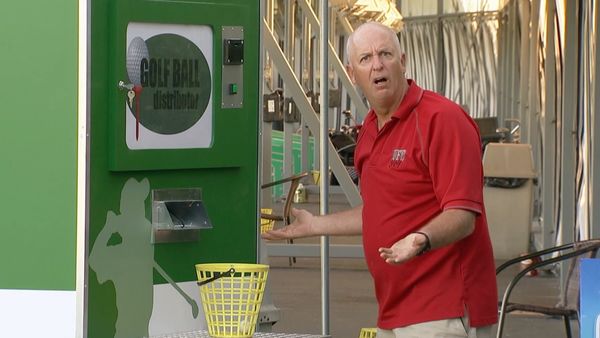 Just for Laughs Gags - El lanzador de bolas molesto