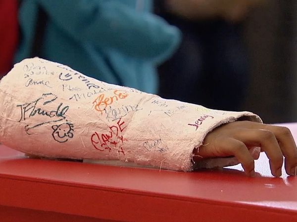 Just Kidding - Firma de yeso a mano real