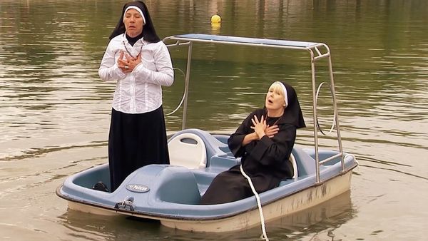 Just for Laughs Gags - Dos monjas en un bote de remos