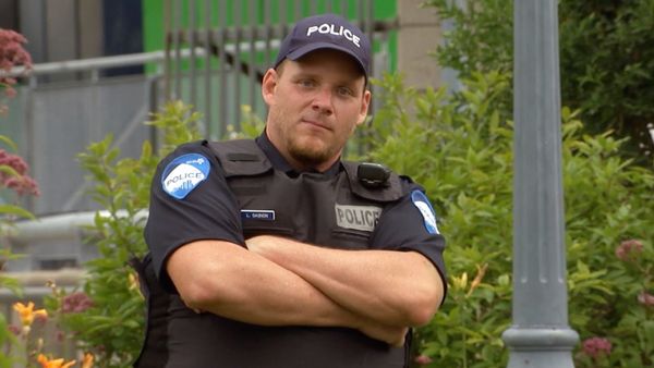 Just Kidding - Policía se une a la danza