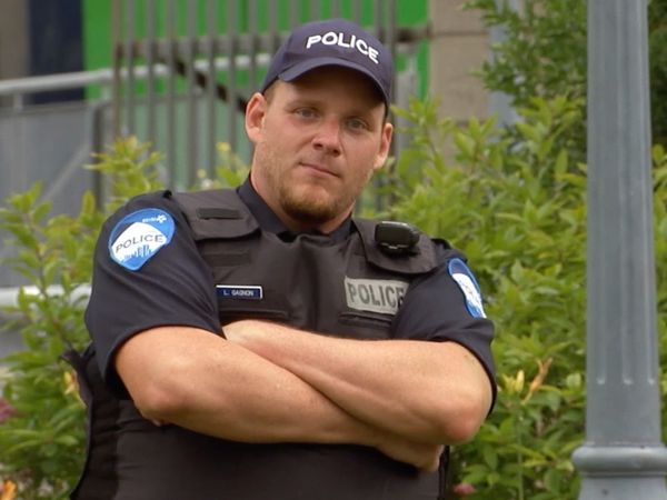 Just Kidding - Policía se une a la danza