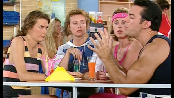 Les filles d'à côté - Sauvetage amer