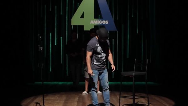 4 Amigos: Fila de piadas - Putaria