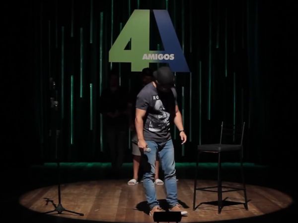 4 Amigos: Fila de piadas - Putaria