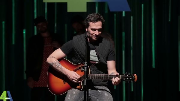 4 Amigos: Fila de piadas - Música