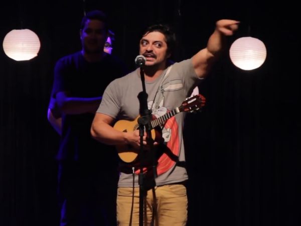 4 Amigos: Fila de piadas - Música