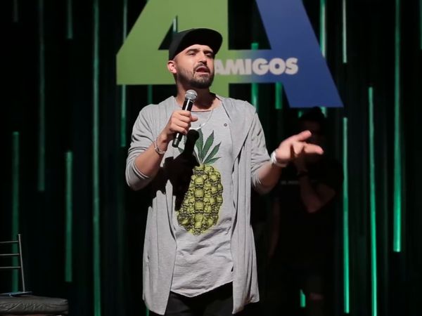 4 Amigos: Fila de piadas - Viões