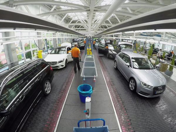 N24 Doku – Automobil - Waschen, Wachsen, Föhnen - Die größte Waschstraße der Welt