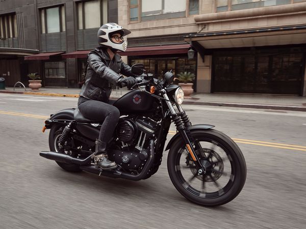 Motorcycles - Triumph Thunderbird