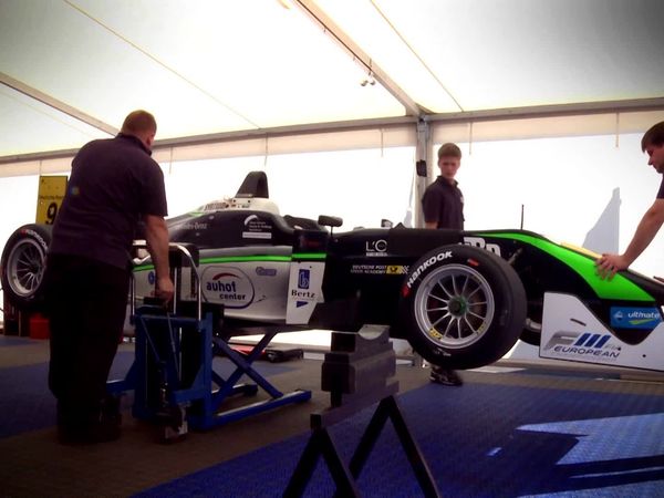 Los Novatos: El duro camino hacia la Pole Position - Episodio 1