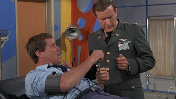 I Dream Of Jeannie - Hay un doctor en la casa