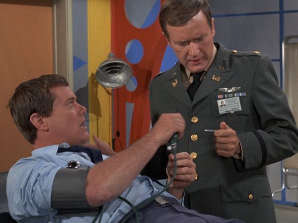 I Dream Of Jeannie - Hay un doctor en la casa