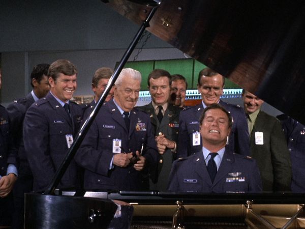I Dream Of Jeannie - Jeannie en el piano