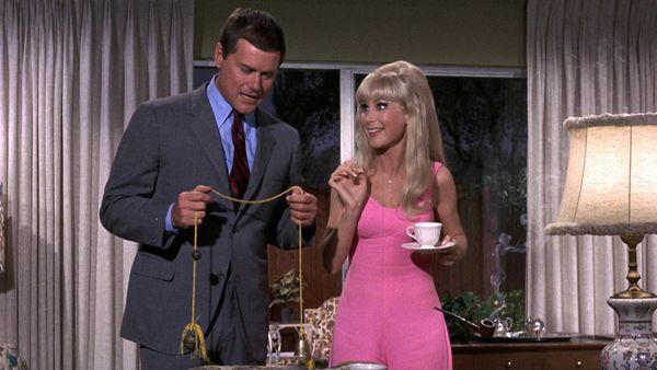 I Dream Of Jeannie - Por favor, no le des a mi Jeannie más vino