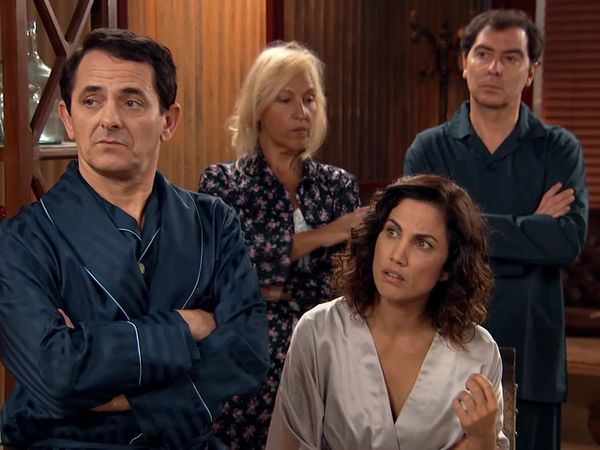 Con el culo al aire - Una cleptómana y una conquista doble